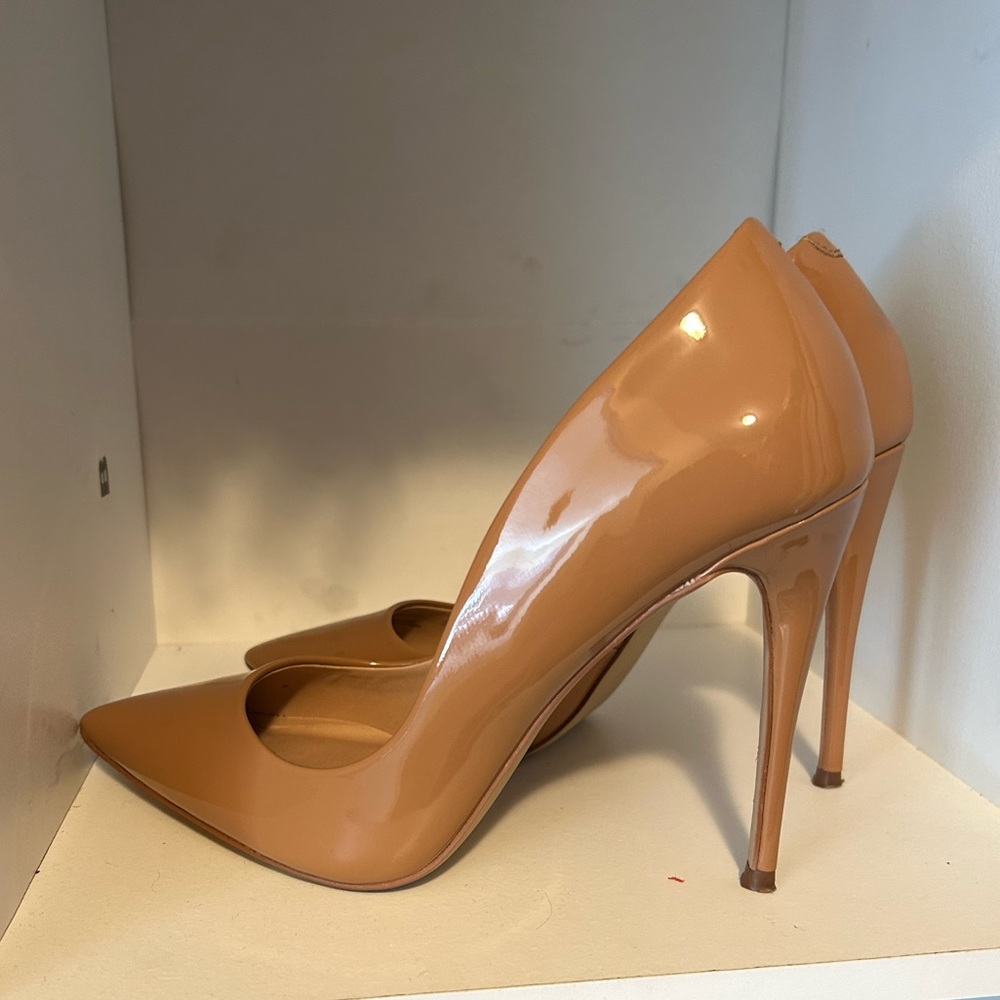 Steve Madden nude pumps worn twice not a single scuff